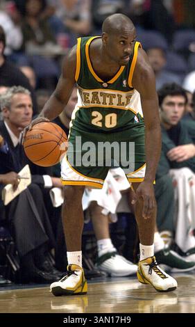 12 novembre 2002 - Stati Uniti - FOTO SPORTIVA INDIPENDENTE KRT SLUGGED: MAGHI FOTO KRT DI HARRY WALKER/KRT (13 novembre) Gary Payton di Seattle (20) compete contro Washington in una partita martedì 12 novembre 2002. (KRT) NC KD BL 2002 (Vert) (gsb) (immagine di credito: © PHOTOGNOSOURCE/mct/ZUMAPRESS.com) Foto Stock