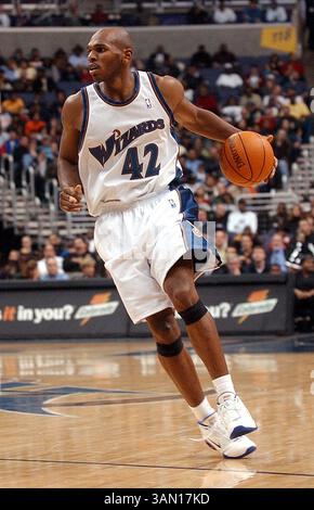 12 novembre 2002 - Stati Uniti - KRT FOTO SPORTIVA STAND ALONE SLUGGED: WIZARDS KRT FOTO DI HARRY WALKER/KRT (13 novembre) Jerrry Stackhouse di Washington (42) guida contro Seattle in una partita martedì 12 novembre 2002. (KRT) NC KD BL 2002 (Vert) (gsb) (immagine di credito: © PHOTOGNOSOURCE/mct/ZUMAPRESS.com) Foto Stock