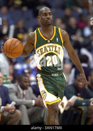 12 novembre 2002 - Stati Uniti - FOTO SPORTIVA INDIPENDENTE KRT SLUGGED: MAGHI FOTO KRT DI HARRY WALKER/KRT (13 novembre) Gary Payton di Seattle (20) compete contro Washington in una partita martedì 12 novembre 2002. (KRT) NC KD BL 2002 (Vert) (gsb) (immagine di credito: © PHOTOGNOSOURCE/mct/ZUMAPRESS.com) Foto Stock