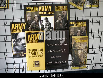 9 giugno 2005 - Stati Uniti - KRT US NEWS STORY SLUGGED: MILITARY-RECRUITING KRT FOTOGRAFIA DI JENNA DEMATTIA MASTERS/KRT (13 giugno) i reclutatori dell'esercito distribuiscono opuscoli come questo quando visitano le scuole e reclutano nella comunità. (lde) 2005 (immagine di credito: © Jenna Demattia Masters/mct/ZUMAPRESS.com) Foto Stock