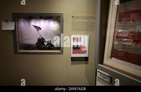 31 ottobre 2006 - Stati Uniti - la premiata fotografia di Joe Rosenthal e la bandiera del Monte Suribachi su Iwo Jima è tra le mostre che mostrano la storia dei Marines al Museo Nazionale del corpo dei Marines il 31 ottobre 2006, a Quantico, Virginia, che aprirà il 10 novembre. (Chuck Kennedy/MCT) (immagine di credito: © Chuck Kennedy/mct/ZUMAPRESS.com) Foto Stock