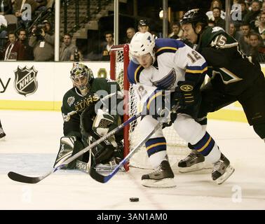 1 novembre 2006 - Stati Uniti - Niklas Hagman dei Dallas Stars (15) isolati da Lee Stempniak dei St. Louis Blues (12) come Marty turco (35) copre la rete nel secondo periodo all'American Airlines Center di Dallas, Texas, mercoledì 1 novembre 2006. Gli Stars sconfissero i Blues 4-1. (Ralph Lauer/Fort Worth Star-Telegram/MCT) (immagine di credito: © Ralph Lauer/mct/ZUMAPRESS.com) Foto Stock