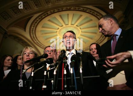 14 novembre 2006 - Stati Uniti - il senatore Harry Reid (D-NV) è affiancato dal senatore Chuck Schumer (D-NY), Right, e dal senatore Patty Murray (D-WA) dopo che Reid è stato votato martedì 14 novembre 2006, per essere il leader della maggioranza del Senato nella prossima sessione del Congresso, mentre i democratici prendono la maggioranza del Senato. (Chuck Kennedy/MCT) (immagine di credito: © Chuck Kennedy/mct/ZUMAPRESS.com) Foto Stock
