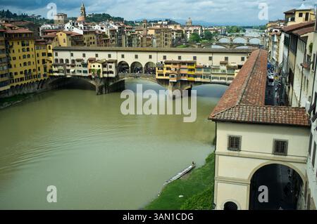 2 maggio 2014 - Firenze, Italia - Una veduta verso ovest del fiume Arno che mostra i ponti di Firenze a partire dal Ponte Vecchio più vicino. Il famoso Ponte Vecchio è un ponte ad arco segmentario in pietra chiusa in pietra medievale sul fiume Arno nel punto più stretto. Il Ponte Vecchio non fu distrutto dai tedeschi durante la loro ritirata nella seconda guerra mondiale a differenza di tutti gli altri ponti di Firenze. (Immagine di credito: © Nir Alon/ZUMAPRESS.com) Foto Stock