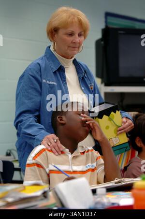 26 ottobre 2007 - il diciannovenne Alex Saint Fleur si rese conto di aver commesso un errore nella sua storia, ricevendo una pacca sulla schiena da Yvonne Robinson, un'insegnante di terza elementare alla Banyan Creek Elementary School di Delray Beach, Florida, il 26 ottobre 2007. Robinson che insegna da 37 anni è legalmente cieco. (Mark Randall/South Florida Sun-Sentinel/MCT) (immagine di credito: © Mark Randall/MCT/ZUMAPRESS.com) Foto Stock