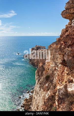 L'iconico forte di São Miguel Arcanjo è costruito su una scogliera che si affaccia sull'Oceano Atlantico nel villaggio di pescatori di Nazaré, regione di Oeste, in Portogallo. Foto Stock