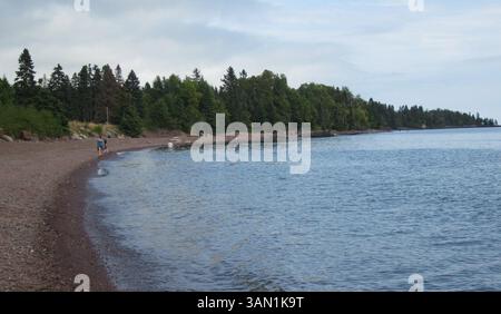 30 aprile 2014 - North Shore, Minnesota, Stati Uniti - Paradise Beach a nord di Grand Marais è un luogo dove passeggiare lungo la riva del lago Superior. E' noto per le sue agate. (Immagine di credito: © Karen Samelson/MCT/ZUMAPRESS.com) Foto Stock