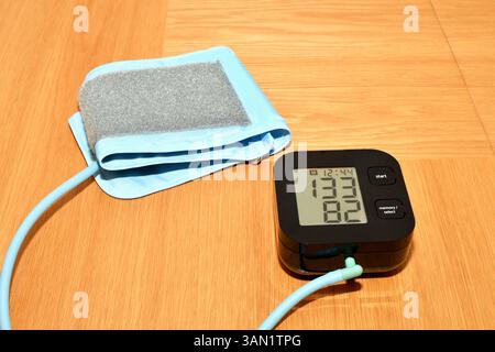 Piccolo misuratore portatile della pressione sanguigna per uso personale a casa. Niente persone. Foto Stock