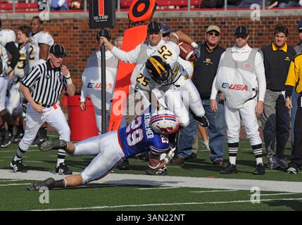 29 novembre 2008: Il running back Southern Miss Damion Fletcher n. 25 viene abbattuto dall'inseguimento del Southern Methodist Kennemer durante la partita NCAA Football tra Southern Methodist Mustangs e Southern Miss Golden Eagles al Gerald J. Ford Stadium di Dallas, Texas Southern Miss ha sconfitto Southern Methodist 28-12 (Credit Image: © Albert pena/Cal Sport Media) Foto Stock