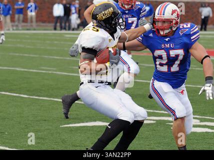 29 novembre 2008: Il running back Southern Miss Damion Fletcher #25 cerca di ottenere dal backer Southern Methodist di media linea Will Bonilla #27 durante la partita NCAA Football tra Southern Methodist Mustangs e Southern Miss Golden Eagles al Gerald J. Ford Stadium di Dallas, Texas Southern Miss ha sconfitto Southern Methodist 28-12 (Credit Image: © Albert pena/Cal Sport Media) Foto Stock