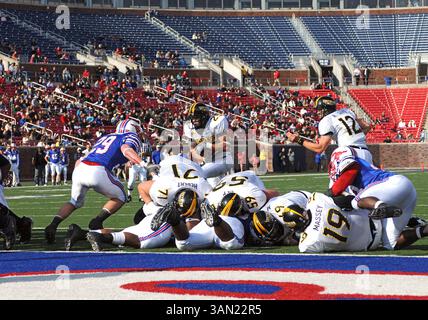 29 novembre 2008: Il running back Southern Miss Damion Fletcher #25 cerca di raggiungere la goal line nella partita NCAA Football tra Southern Methodist Mustangs e Southern Miss Golden Eagles al Gerald J. Ford Stadium di Dallas, Texas Southern Miss ha sconfitto Southern Methodist 28-12 (Credit Image: © Albert pena/Cal Sport Media) Foto Stock