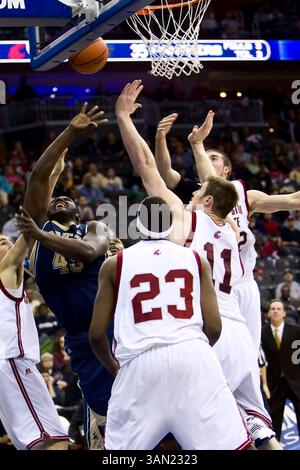 29 novembre 2008: L'attaccante dei Pittsburgh Panthers, DeJuan Blair n. 45, tentò di colpire i difensori di Cougars durante la finale del Legends Classic tra i Washington State Cougars e i Pittsburgh Panthers n. 4 al Prudential Center di Newark, New Jersey. I Pittsburgh Panthers vinsero il Legends Classic con una vittoria per 57-43 sui Washington State Cougars. (Immagine di credito: © Chris Szagola/Cal Sport Media) Foto Stock