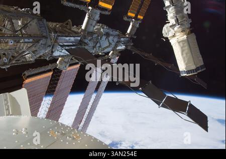 28 novembre 2008 - stazione spaziale Internazionale, spazio esterno - rovesciato contro l'orizzonte della Terra e l'oscurità dello spazio, il braccio robotico di Endeavour di costruzione canadese appare tra gli elementi della stazione spaziale Internazionale. L'Endeavour era stata ancorata per quasi due settimane durante la missione STS-126 all'avamposto orbitale quando questa immagine è stata scattata. (Immagine di credito: © NASA/ZUMA Press) Foto Stock