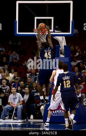 28 novembre 2008: L'attaccante dei Pittsburgh Panthers DeJuan Blair n. 45 con lo slam durante il Legends Classic, una partita di basket della NCAA, tra i Texas Tech Red Raiders e i Pittsburgh Panthers n. 4 al Prudential Center di Newark, New Jersey. (Immagine di credito: © Chris Szagola/Cal Sport Media) Foto Stock