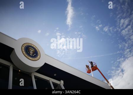 17 gennaio 2009 - Washington, District of Columbia, USA - due operai fissarono la parte superiore di un palo della bandiera alla casa bianca il 17 gennaio 2009. (Immagine di credito: © Josh Anderson/ZUMA Press) Foto Stock