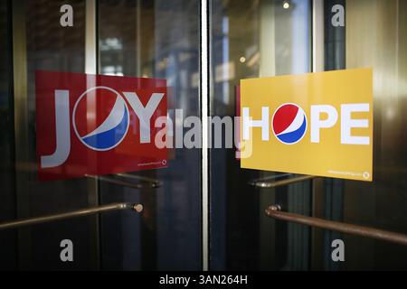 17 gennaio 2009 - Washington, Distretto di Columbia, USA - Pepsi annunci che sostengono il presidente eletto Barack Obama appendono le porte di Union Station il 17 gennaio 2009. (Immagine di credito: © Josh Anderson/ZUMA Press) Foto Stock