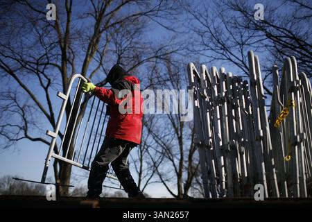 17 gennaio 2009 - Washington, District of Columbia, USA - gli equipaggi scaricano le barricate mobili al Lincoln Memorial il 17 gennaio 2009. (Immagine di credito: © Josh Anderson/ZUMA Press) Foto Stock
