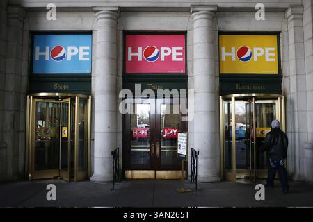 17 gennaio 2009 - Washington, Distretto di Columbia, USA - Pepsi annunci che sostengono il presidente eletto Barack Obama appendono le porte di Union Station il 17 gennaio 2009. (Immagine di credito: © Josh Anderson/ZUMA Press) Foto Stock