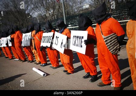 17 gennaio 2009 - Washington, Distretto di Columbia, USA - persone vestite con tute da prigioniero schierate fuori dalla casa bianca per protestare contro la tortura e la prigione di Guantánamo il 17 gennaio 2009. (Immagine di credito: © Josh Anderson/ZUMA Press) Foto Stock