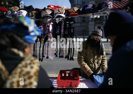17 gennaio 2009 - Washington, District of Columbia, USA - la gente fa acquisti al freddo per i souvenir di Obama sulla 17th avenue il 17 gennaio 2009. (Immagine di credito: © Josh Anderson/ZUMA Press) Foto Stock