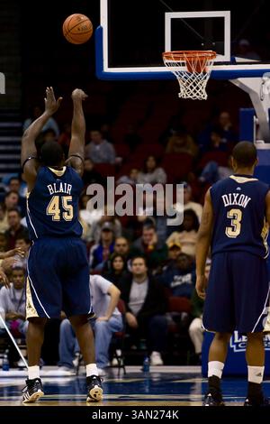 28 novembre 2008: L'attaccante dei Pittsburgh Panthers DeJuan Blair n. 45 con il tentativo di tiro libero durante il Legends Classic, una partita di basket della NCAA, tra i Texas Tech Red Raiders e i Pittsburgh Panthers n. 4 al Prudential Center di Newark, New Jersey. (Immagine di credito: © Chris Szagola/Cal Sport Media) Foto Stock