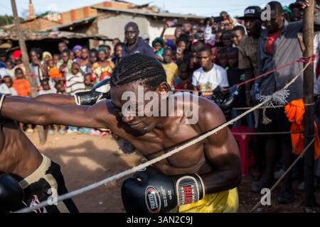 Pugilato nella baraccopoli del Katanga, Kampala, Uganda, Africa Foto Stock