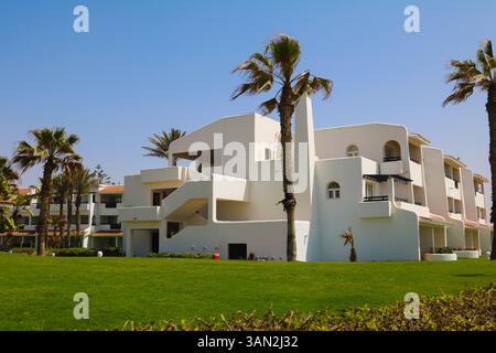 Architettura bianca e moderna di un resort ad agadir in marocco circondato dalla natura Foto Stock