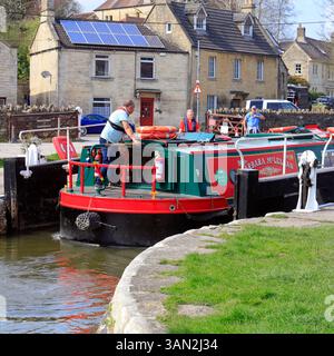 Barca stretta che sta negoziando una chiusa sul canale Kennet e Avon a Bradford su Avon. Presa aprile 2025 primavera Foto Stock