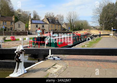 Barca stretta che sta negoziando una chiusa sul canale Kennet e Avon a Bradford su Avon. Presa aprile 2025 primavera Foto Stock