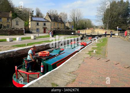 Barca stretta che sta negoziando una chiusa sul canale Kennet e Avon a Bradford su Avon. Presa aprile 2025 primavera Foto Stock