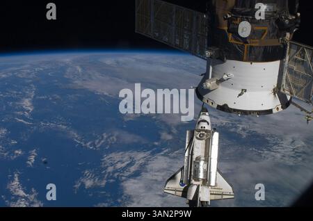 10 febbraio 2010 - stazione spaziale Internazionale, spazio - Un'immagine della NASA TV rilasciata il 10 febbraio 2010, TBackdropped by a Blue and white part of Earth, space shuttle Endeavour è presente in questa immagine fotografata da un membro dell'equipaggio della Expedition 22 mentre lo shuttle si avvicina alla stazione spaziale Internazionale durante le operazioni di rendezvous e di attracco della STS-130. L'attracco avvenne alle 23:06 p.m. (CST) del 9 febbraio 2010. Un veicolo spaziale russo attraccato è in alto a destra. (Immagine di credito: © NASA/ZUMApress.com) Foto Stock