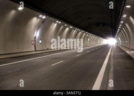 Naprawa. Malopolska. Polonia. Tunnel stradale sotto una collina. Niente macchine. Foto Stock
