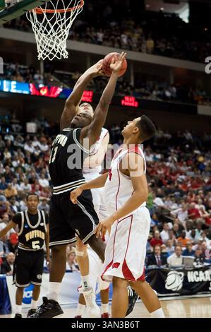 19 marzo 2010: l'attaccante di Wofford Tim Johnson (41) sale per un rimbalzo durante il primo round della Division 1 NCAA East Regional tra i No. 4 Wisconsin Badgers (Big Ten) e i No. 13 Wofford Terriers (Southern Conference) alla Jacksonville Veterans Memorial Arena di Jacksonville, Florida. Wisconsin ha sconfitto Wofford 53-49. (Immagine di credito: © Gray Quetti/Cal Sport Media/ZUMApress.com) Foto Stock