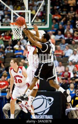 19 marzo 2010: l'attaccante di Wofford Jamar Diggs (5) sale per un cestino sulla guardia del Wisconsin Trevon Hughes (3) durante il primo round della Division 1 NCAA East Regional tra i No. 4 Wisconsin Badgers (Big Ten) e i No. 13 Wofford Terriers (Southern Conference) alla Jacksonville Veterans Memorial Arena di Jacksonville, Florida. Wisconsin ha sconfitto Wofford 53-49. (Immagine di credito: © Gray Quetti/Cal Sport Media/ZUMApress.com) Foto Stock