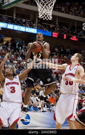 19 marzo 2010: l'attaccante di Wofford Terry Martin (50) si arrampica sulla guardia del Wisconsin Trevon Hughes (3) e l'attaccante Jon Leuer (30) durante il primo round della Division 1 NCAA East Regional tra i No. 4 Wisconsin Badgers (Big Ten) e i No. 13 Wofford Terriers (Southern Conference) alla Jacksonville Veterans Memorial Arena di Jacksonville, Florida. Wisconsin ha sconfitto Wofford 53-49. (Immagine di credito: © Gray Quetti/Cal Sport Media/ZUMApress.com) Foto Stock
