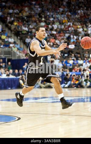 19 marzo 2010: la guardia di Wofford Cameron Rundles (1) passa durante il primo round della Division 1 NCAA East Regional tra i No. 4 Wisconsin Badgers (Big Ten) e i No. 13 Wofford Terriers (Southern Conference) alla Jacksonville Veterans Memorial Arena di Jacksonville, Florida. Wisconsin ha sconfitto Wofford 53-49. (Immagine di credito: © Gray Quetti/Cal Sport Media/ZUMApress.com) Foto Stock