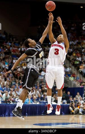 19 marzo 2010: La guardia del Wisconsin Trevon Hughes (3) spara sulle braccia allungate dell'attaccante di Wofford Nathan Parker (2) durante il primo round della Division 1 NCAA East Regional tra i No. 4 Wisconsin Badgers (Big Ten) e i No. 13 Wofford Terriers (Southern Conference) alla Jacksonville Veterans Memorial Arena di Jacksonville, Florida. Wisconsin ha sconfitto Wofford 53-49. (Immagine di credito: © Gray Quetti/Cal Sport Media/ZUMApress.com) Foto Stock
