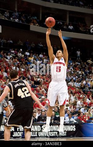 19 marzo 2010: Guardia/attaccante del Wisconsin Ryan Evans (5) durante il primo round della Division 1 NCAA East Regional Action tra i Wisconsin Badgers No. 4 (Big Ten) e i Wofford Terriers No. 13 (Southern Conference) alla Jacksonville Veterans Memorial Arena di Jacksonville, Florida. Wisconsin ha sconfitto Wofford 53-49. (Immagine di credito: © Gray Quetti/Cal Sport Media/ZUMApress.com) Foto Stock