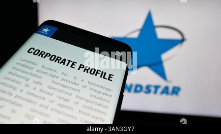 Stoccarda, Germania - 11-28-2024: Smartphone con sito Web della società di trasporti statunitense Landstar System Inc. Sullo schermo di fronte al logo aziendale. Foto Stock