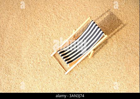 Sdraio sulla sabbia. Rilassante. Concetto di vacanza estiva tropicale. Foto Stock