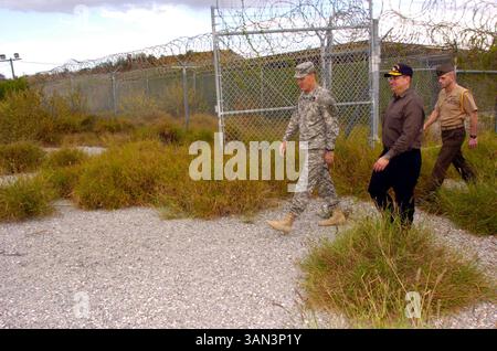 8 gennaio 2006 - Guantanamo Bay, Cuba - guidata dalla Joint Task Force Guantanamo Comandante generale, maggiore generale JAY HOOD, Segretario della Marina (SECNAV), Dr. DONALD C. WINTER, ispeziona i resti pesantemente coltivati di Camp X-ray. Questo è il sito originale utilizzato per ospitare temporaneamente i combattenti nemici detenuti a Guantánamo. Attualmente, i combattenti nemici sono tenuti in strutture più moderne, che secondo il maggiore generale Hood soddisfano o superano gli standard stabiliti per le strutture carcerarie negli Stati Uniti. I raggi X del campo sono stati utilizzati per 4 mesi e sono stati definitivamente chiusi nell'aprile del 2002. (Immagine di credito: © Craig P. Straws/U Foto Stock