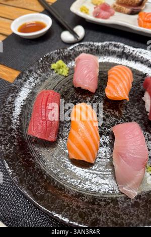 Nigiri assortiti sul tavolo del ristorante giapponese Foto Stock