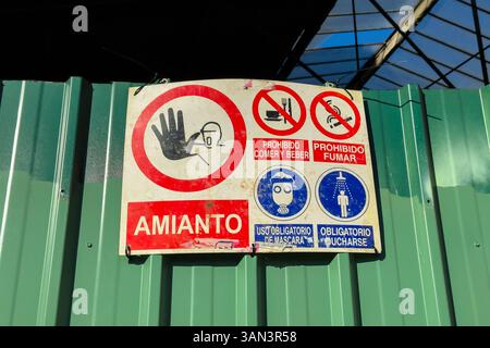 Cartello segnaletico per amianto in un cantiere, Saragozza, Spagna Foto Stock