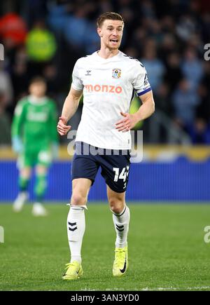 Ben Sheaf di Coventry City durante la partita del campionato Sky Bet all'MKM Stadium di Kingston upon Hull. Lunedì 14 aprile 2025. Foto Stock