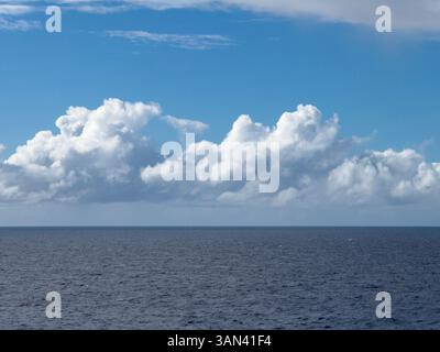 Oceano azzurro e cielo cristallino con orizzonte, Oceano Atlantico Foto Stock