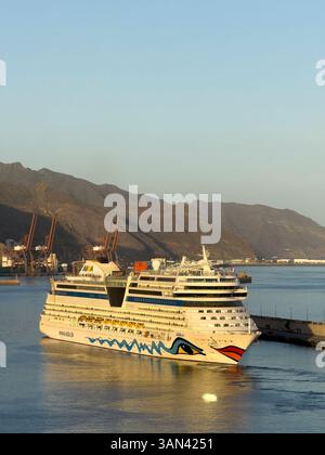 La nave da crociera AIDAsol parte dal porto di Santa Cruz de Tenerife, Spagna Foto Stock