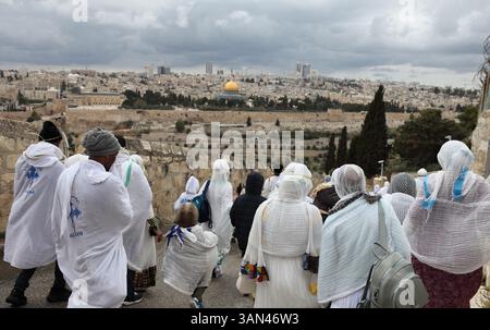 Processione della domenica delle Palme, pellegrini cristiani etiopi a piedi dal Monte Olive che commemorano la corsa di Cristo a Gerusalemme, la Cupola della roccia vista nel retro. Foto Stock
