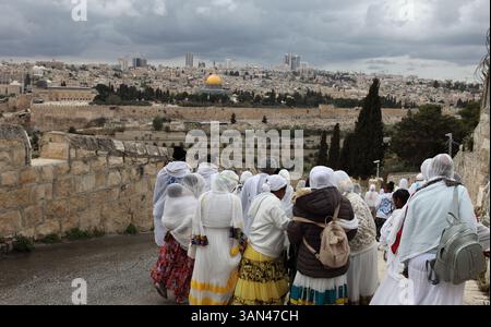 Processione della domenica delle Palme, pellegrini cristiani etiopi a piedi dal Monte Olive che commemorano la corsa di Cristo a Gerusalemme, la Cupola della roccia vista nel retro. Foto Stock