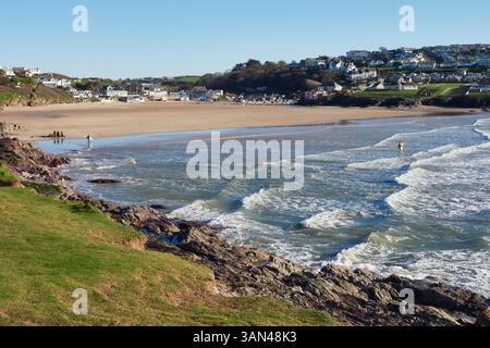 Polzeath Beach, Cornovaglia, Inghilterra Regno Unito: Una giornata di sole ventilata con pochi visitatori. Foto Stock
