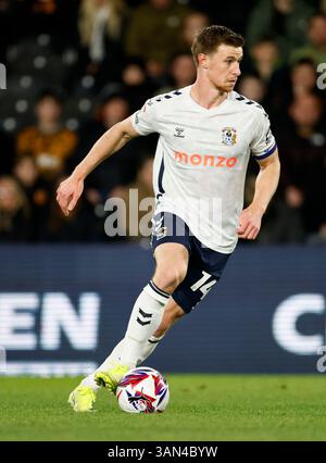 Ben Sheaf di Coventry City in azione durante la partita del campionato Sky Bet all'MKM Stadium di Kingston upon Hull. Lunedì 14 aprile 2025. Foto Stock